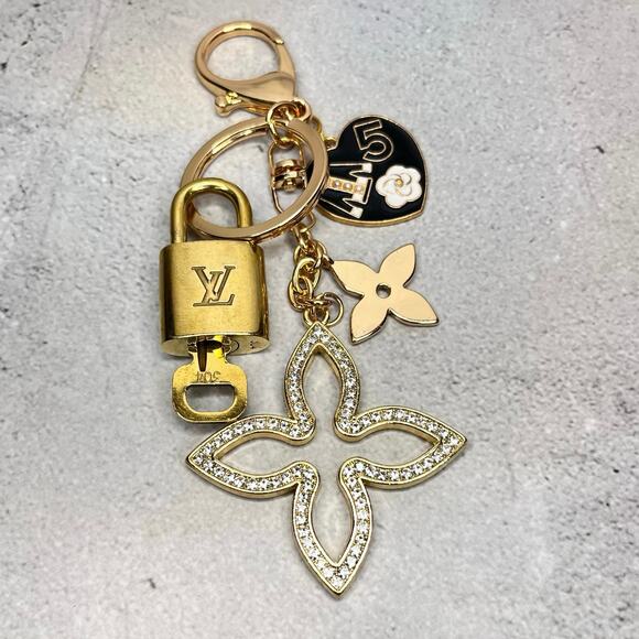 Louis Vuitton Lock and Key #304 with a Clover Fashion Keychain - Picture 1 of 4